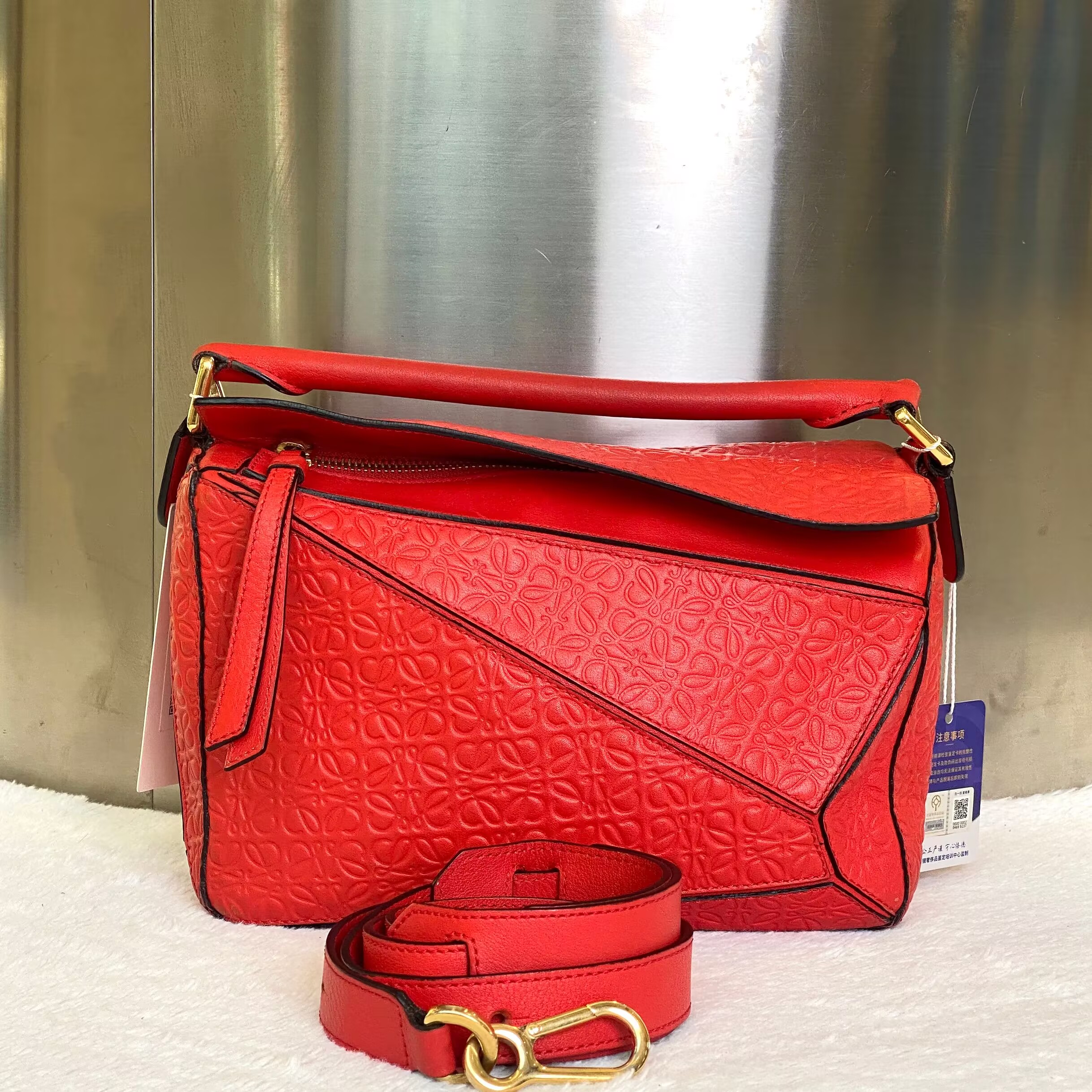 99新 LOEWE/罗意威 爱马98新罗意威Pizzle压纹斜挎包7960