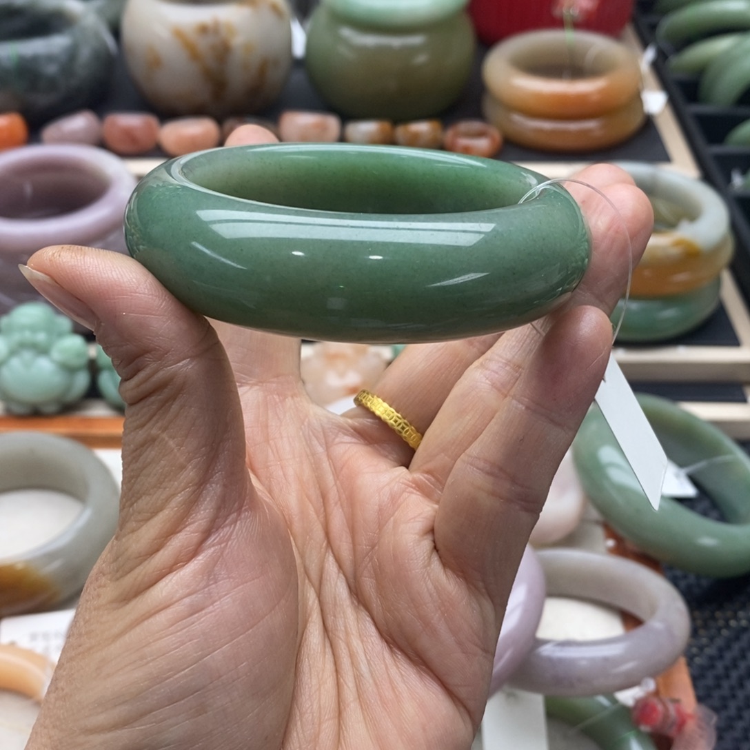 云***飘石英岩玉未镶嵌手镯