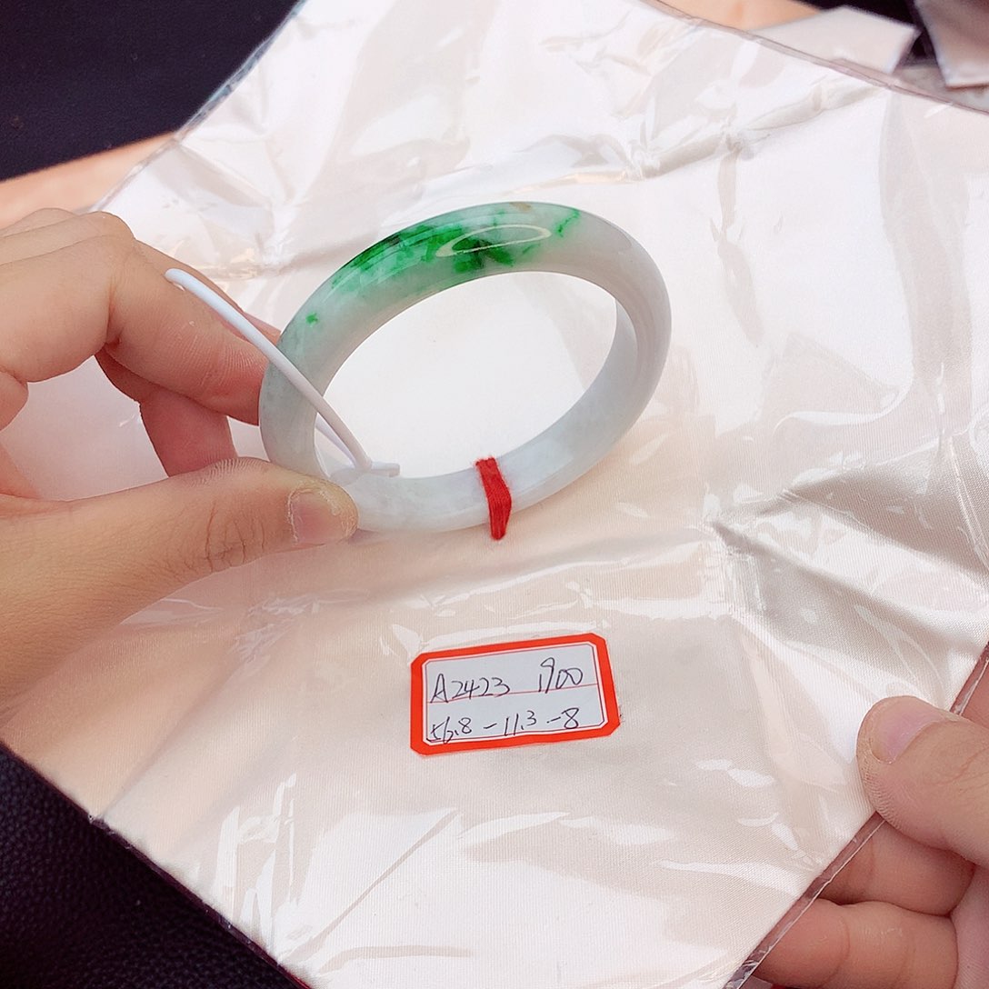 翡翠手镯未镶嵌翡翠