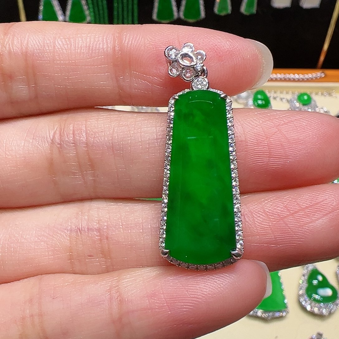 翡翠颈饰18K金镶嵌吊坠