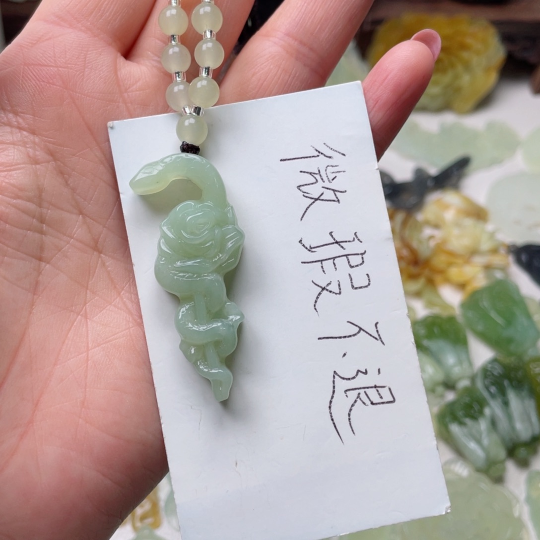 蛇纹石玉颈饰未镶嵌