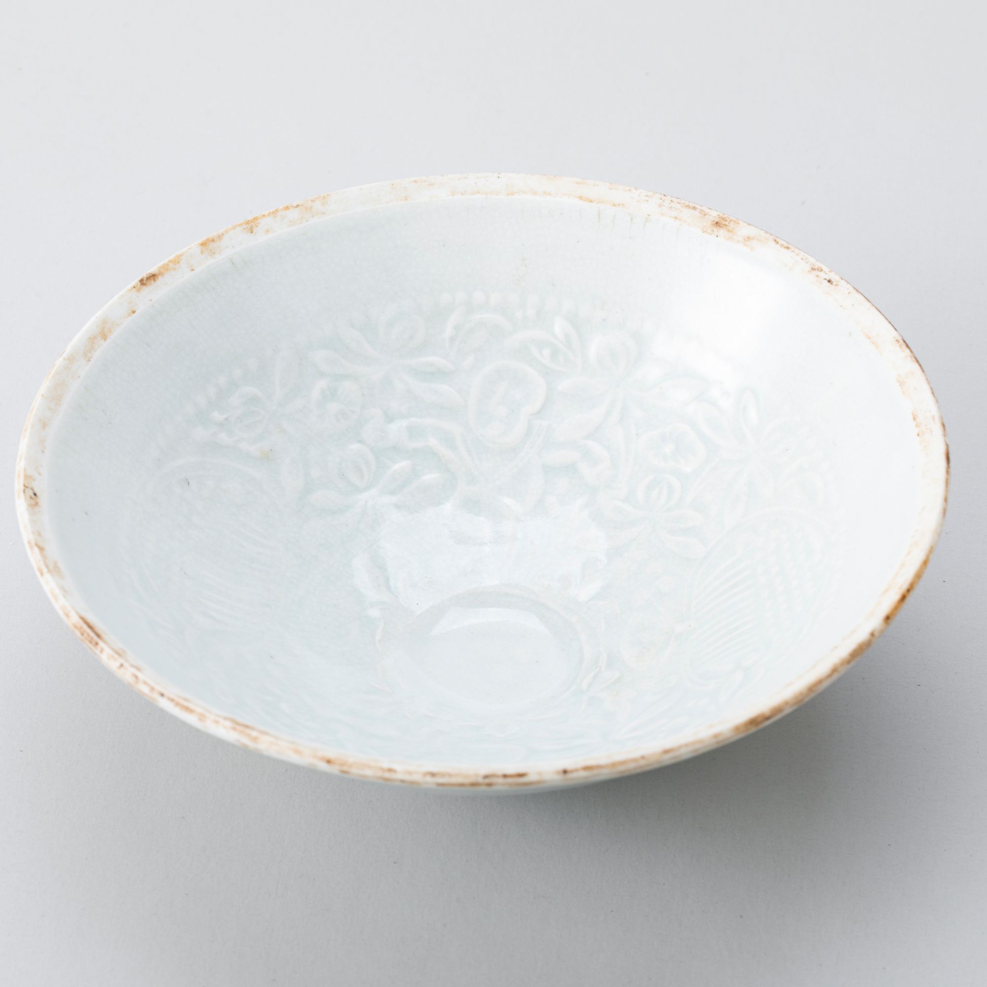 【拍卖】26、~明  青白釉模印持花童子图斗笠碗