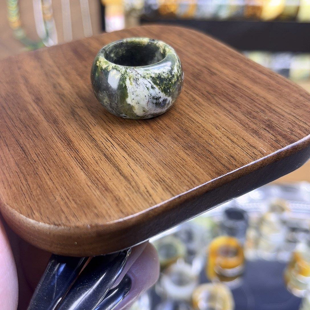 蛇纹石玉未镶嵌戒指17.28微瑕