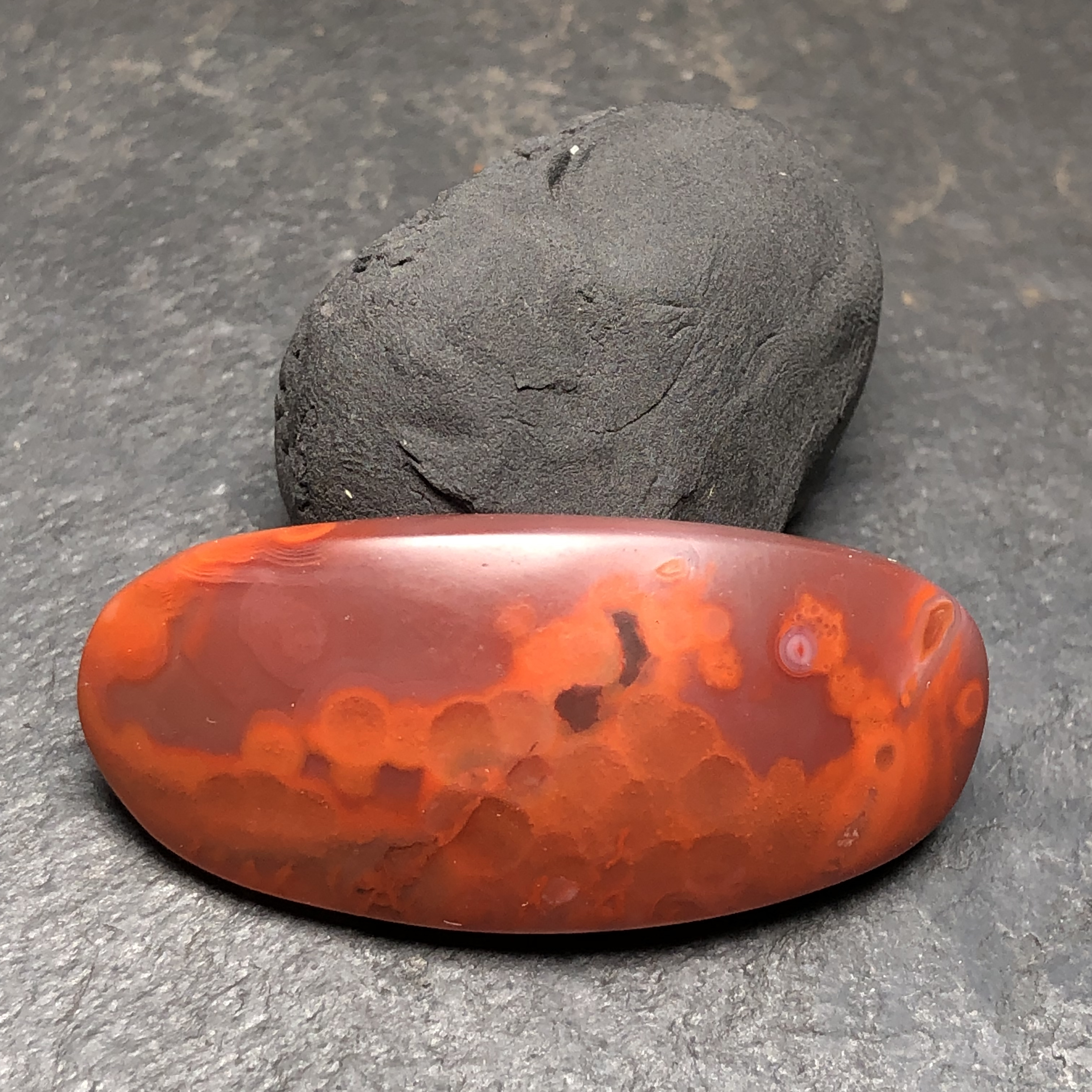 原矿川料南红玛瑙纯手工打磨尺寸40.8x18.5x6.5毫米