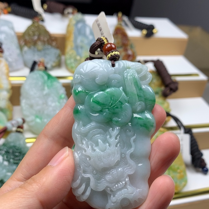 翡翠颈饰未镶嵌吊坠