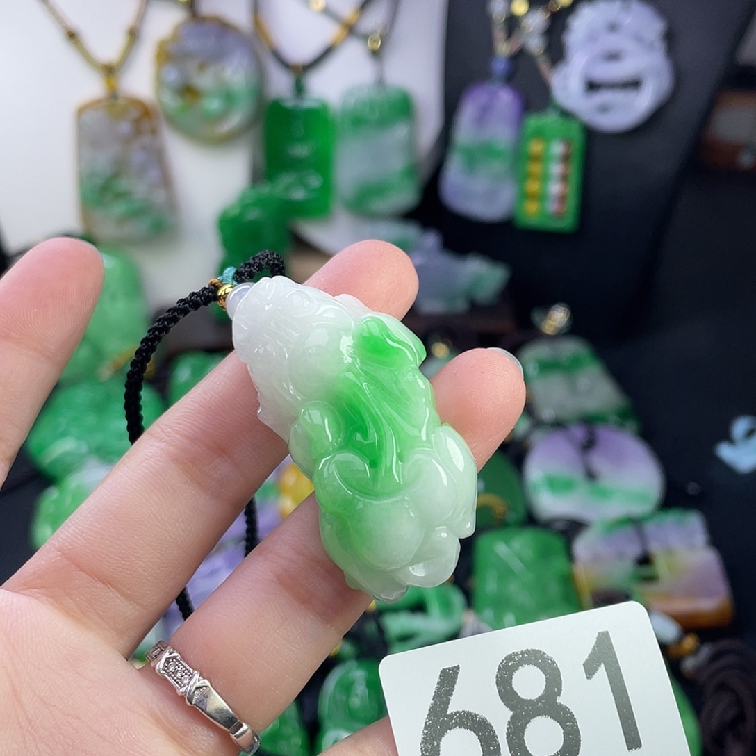 翡翠未镶嵌吊坠(赠链)