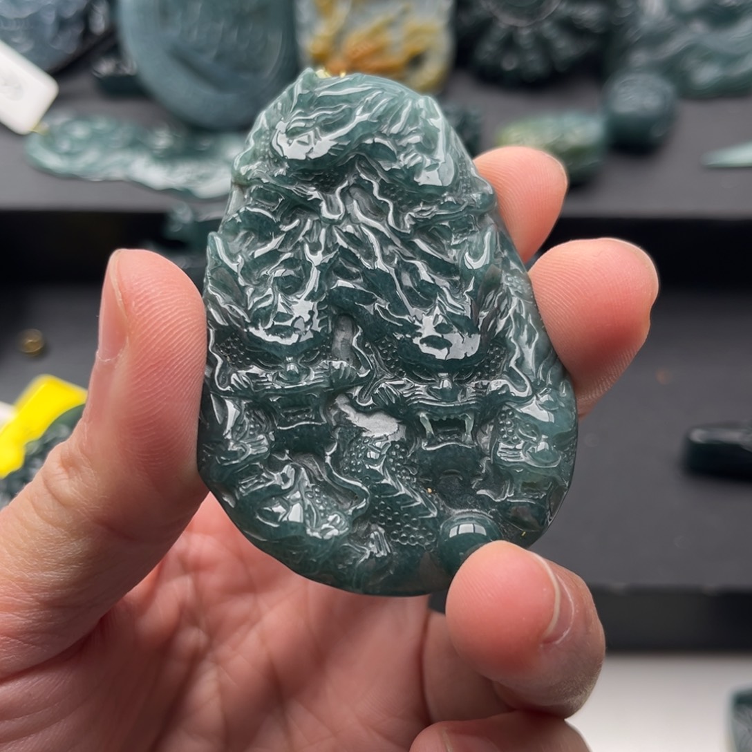 翡翠未镶嵌颈饰九龙