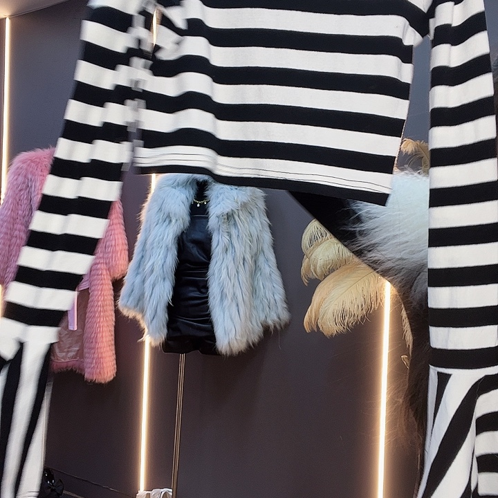 槟***宝均码数喇叭袖条纹上衣