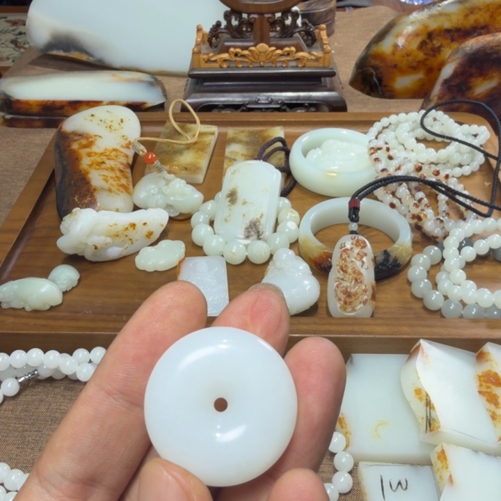 小***哥和田玉（糖玉）未镶嵌颈饰