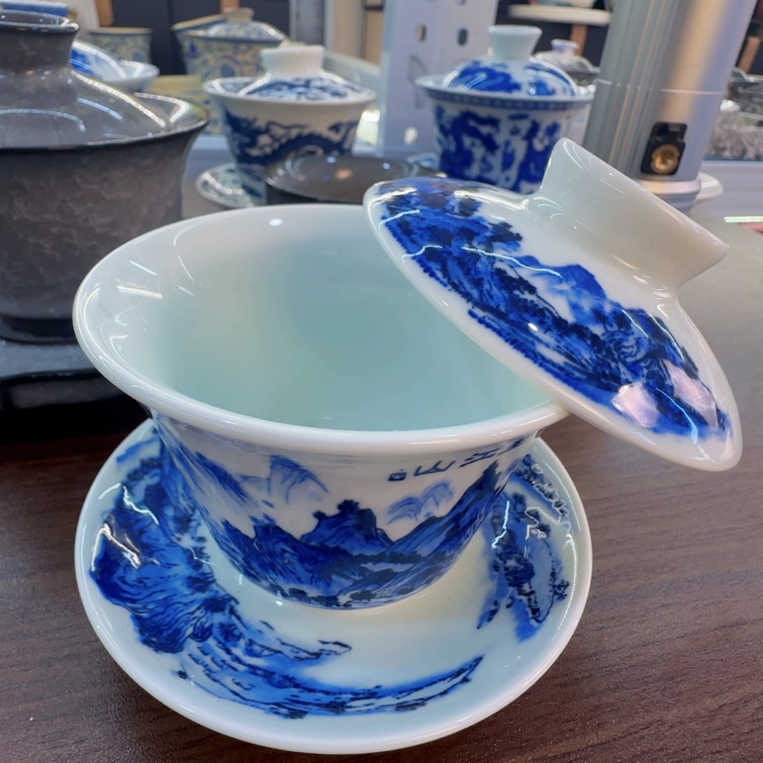 这些盖碗很漂亮我很喜欢！！