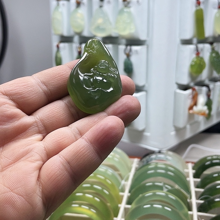 蛇纹石玉颈饰未镶嵌