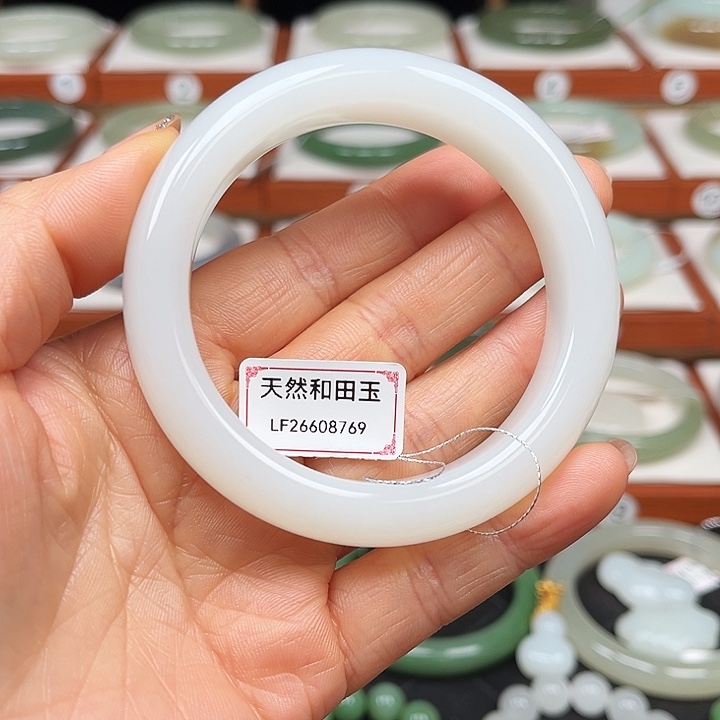 和田玉手镯未镶嵌大**娘