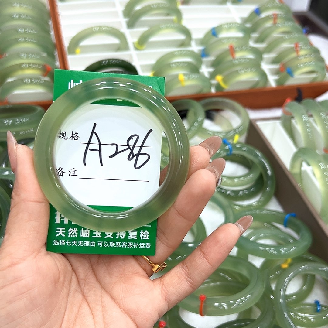 苗***北蛇纹石玉未镶嵌手镯