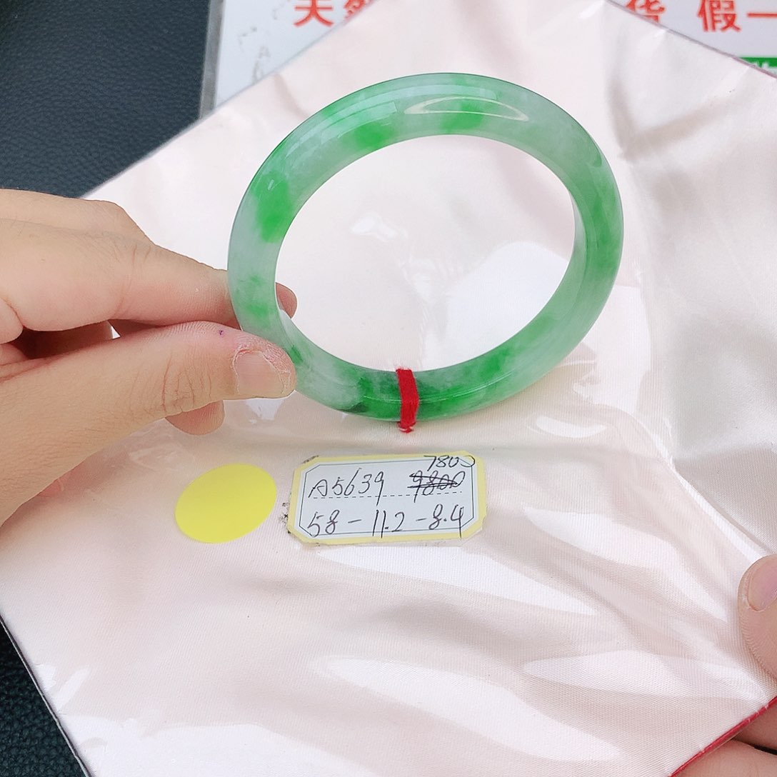 翡翠手镯未镶嵌我