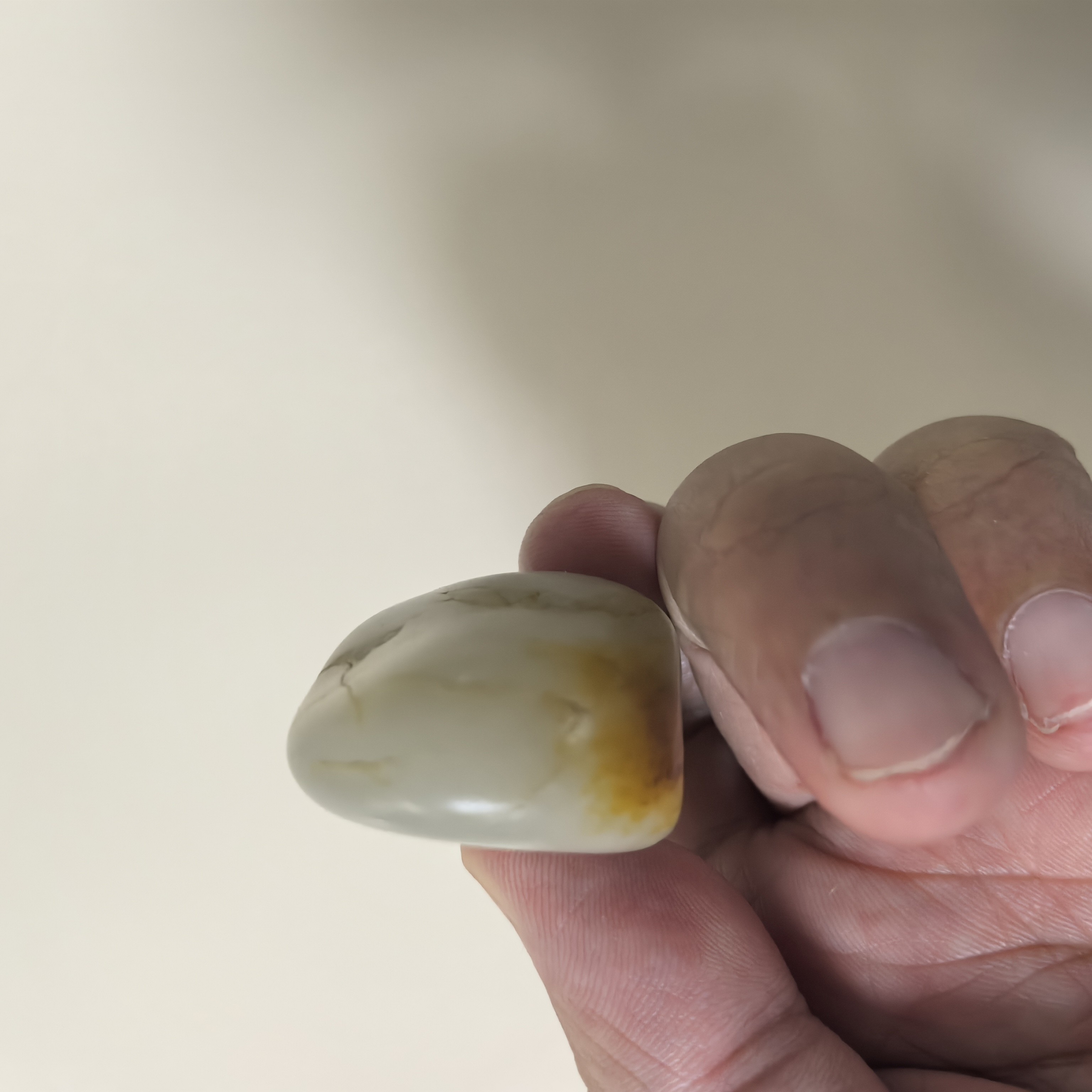 白玉料子，肉质老熟，只有浅皮欠，没有裂，肉过眼过灯