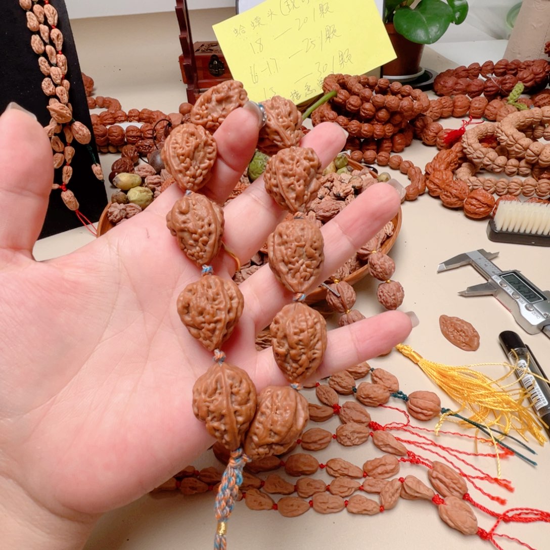 何***色文玩核桃吊坠麒麟