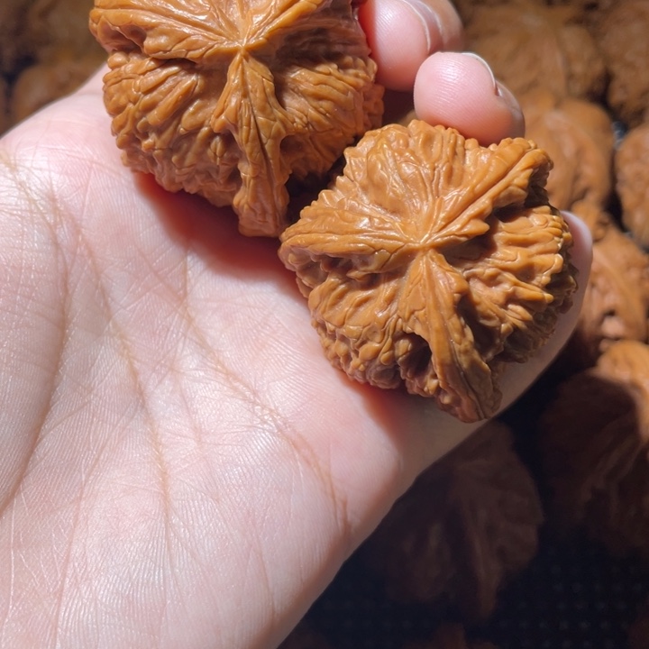 汕***店桃核吊坠小妹三棱