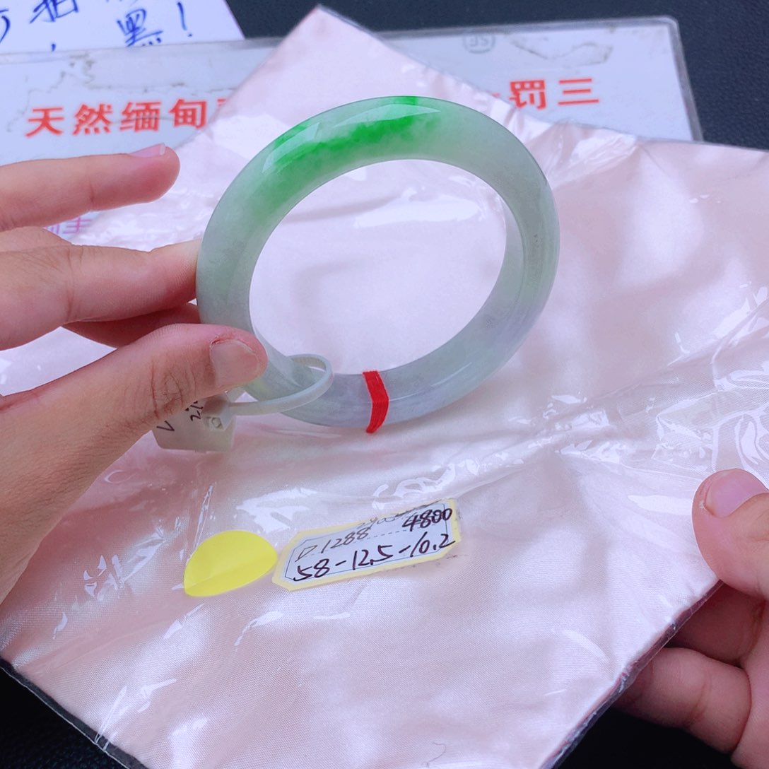 翡翠手镯未镶嵌翡翠