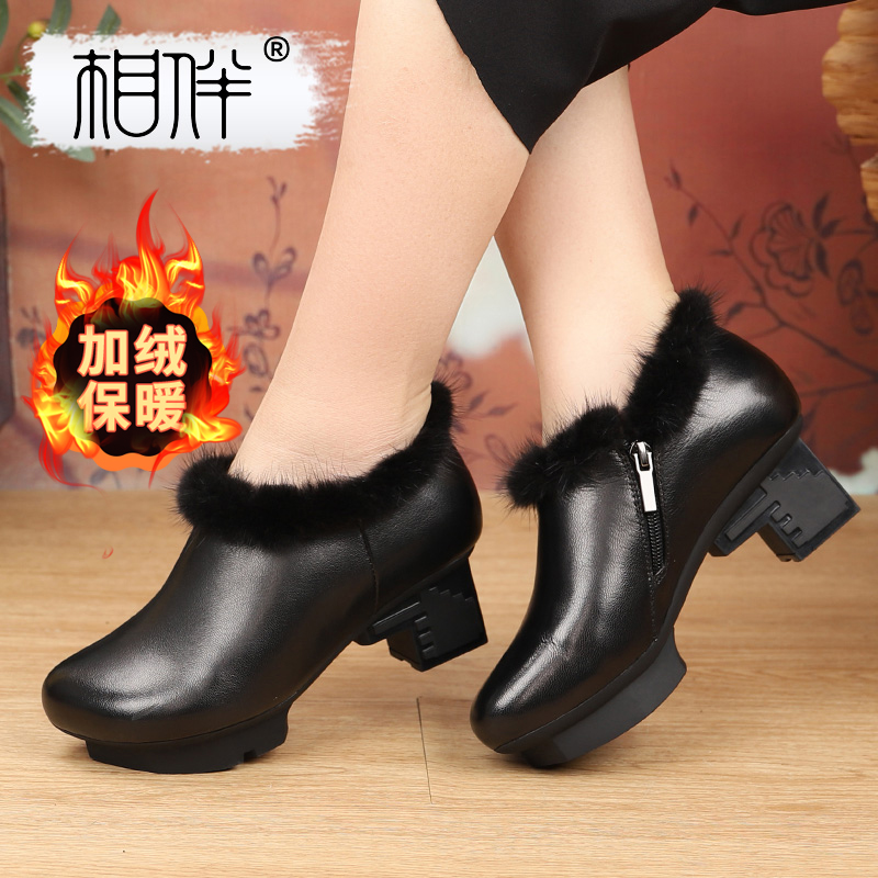 相伴真皮女士短靴复古中年妈妈鞋暗雕秋冬粗跟国风中跟靴子53347