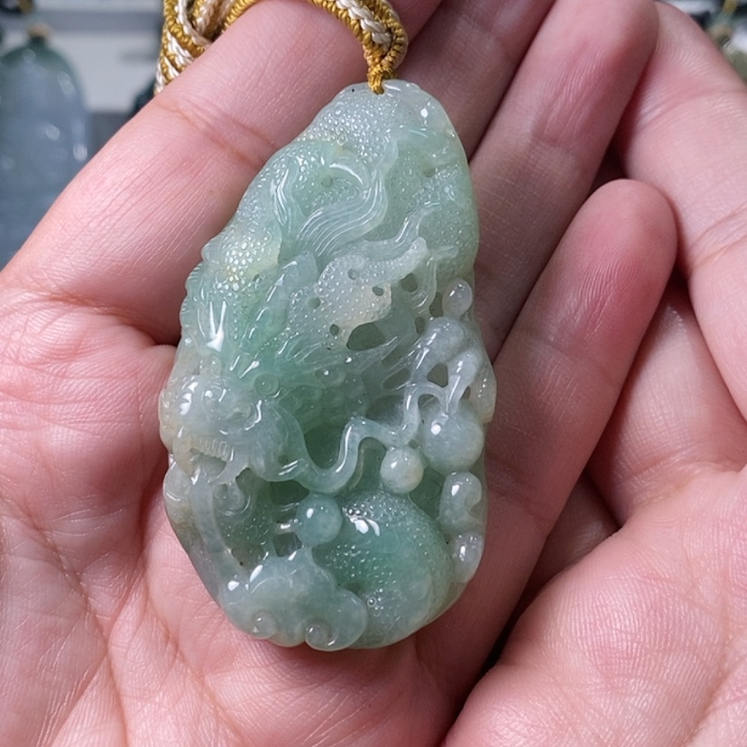 【闪购商品】翡翠未镶嵌颈饰。