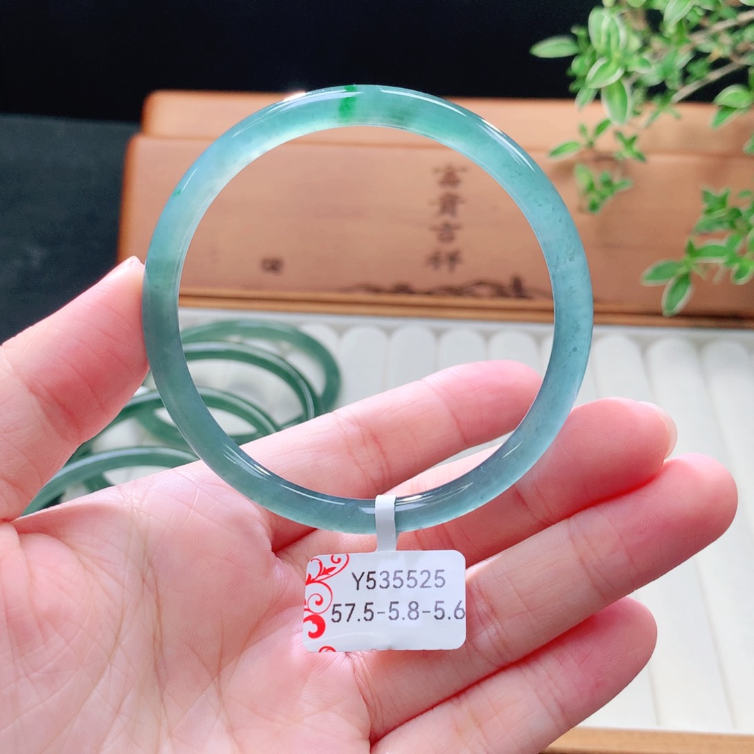 未镶嵌手镯（圆镯）翡翠
