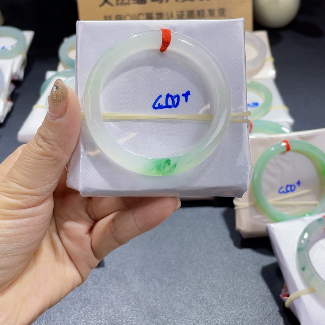 翡翠手镯未镶嵌小**弹翡翠手镯