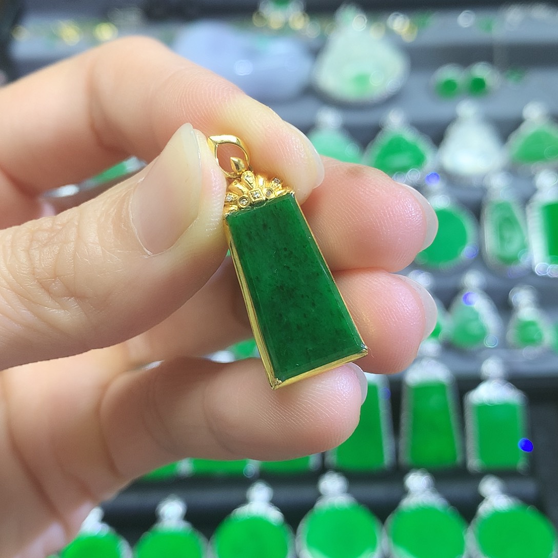 翡翠18K金镶嵌颈饰吊坠