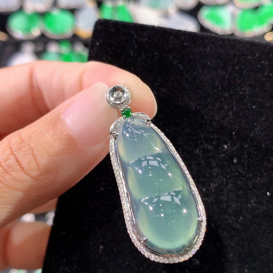 翡翠18K金镶嵌颈饰