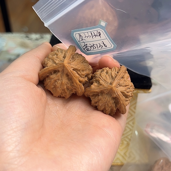 文玩核桃把件盘山三棱