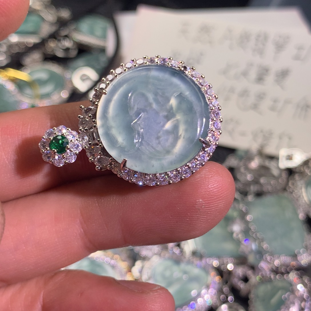 翡翠颈饰未镶嵌双鱼