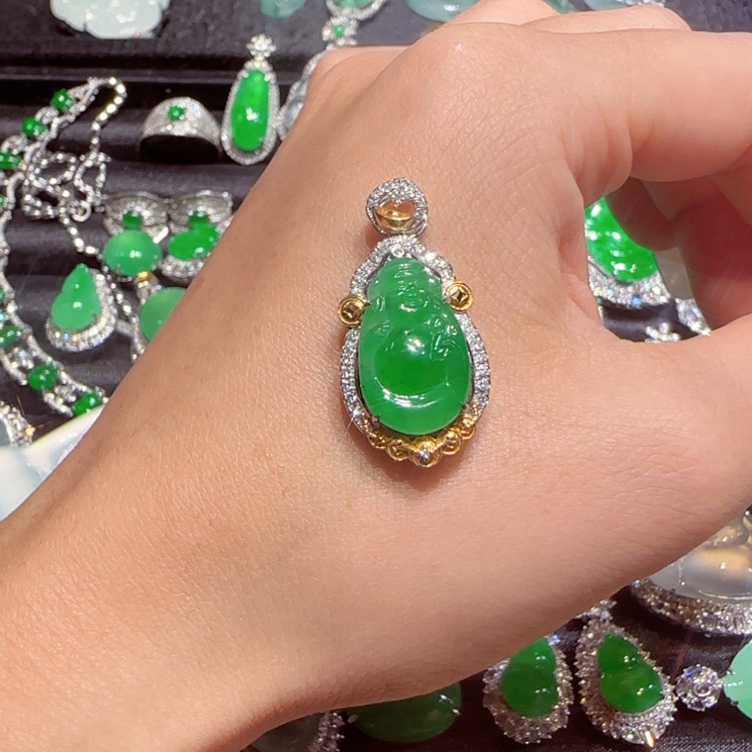 翡翠18K金镶嵌颈饰财神