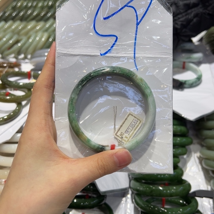 翡翠手镯未镶嵌翡翠手镯