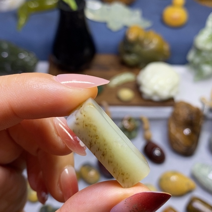 透闪石质玉未镶嵌挂件