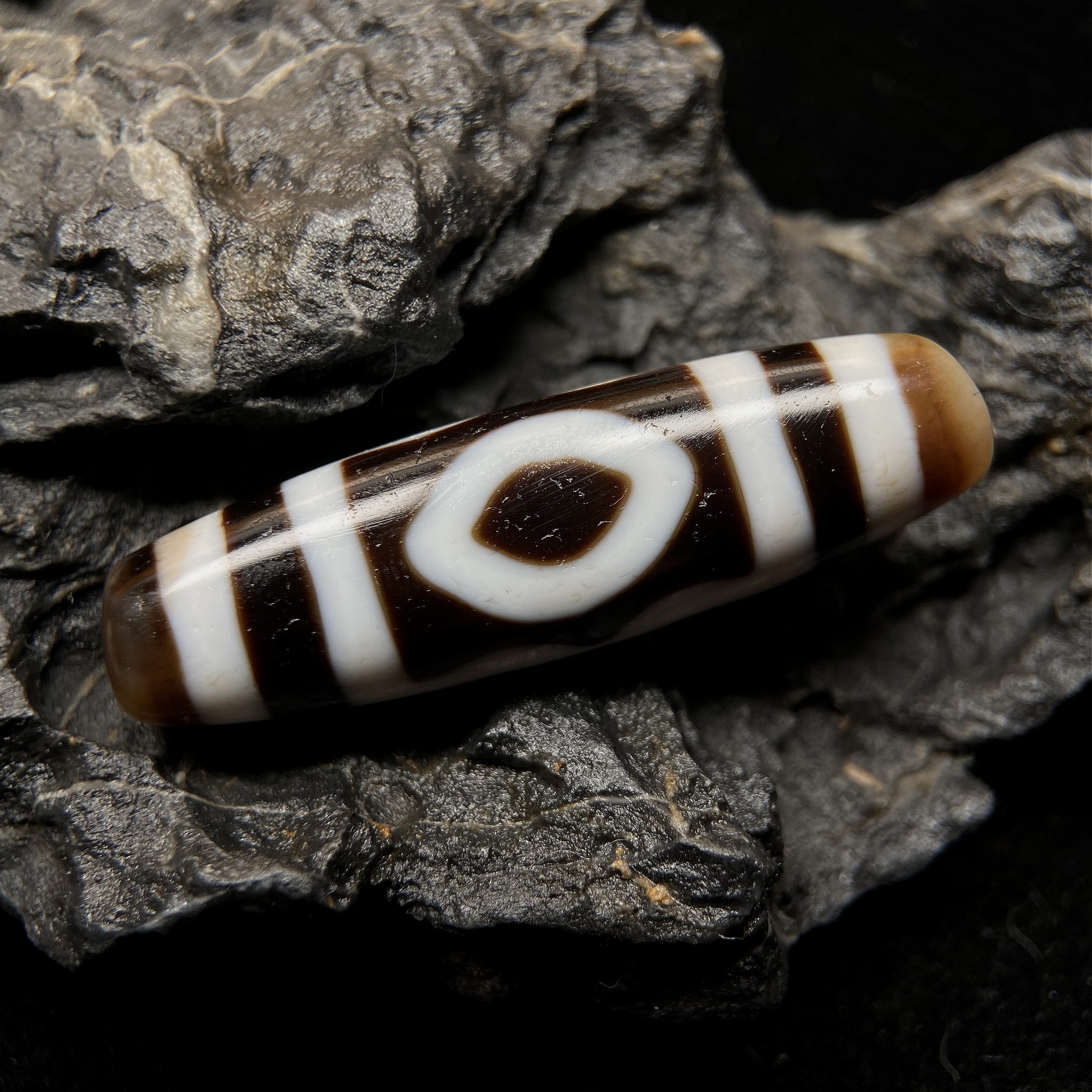 行运台湾工艺手工宝盖三眼玛瑙吊坠，尺寸42.9*12.3mm