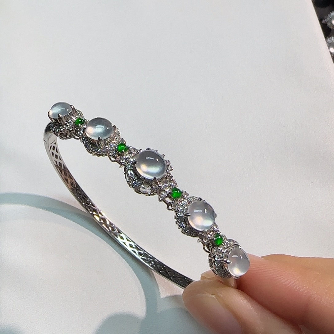 翡翠18K金镶嵌手镯蛋面