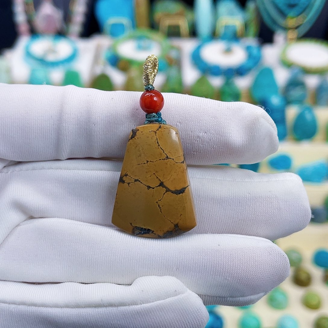 绿松石未镶嵌颈饰