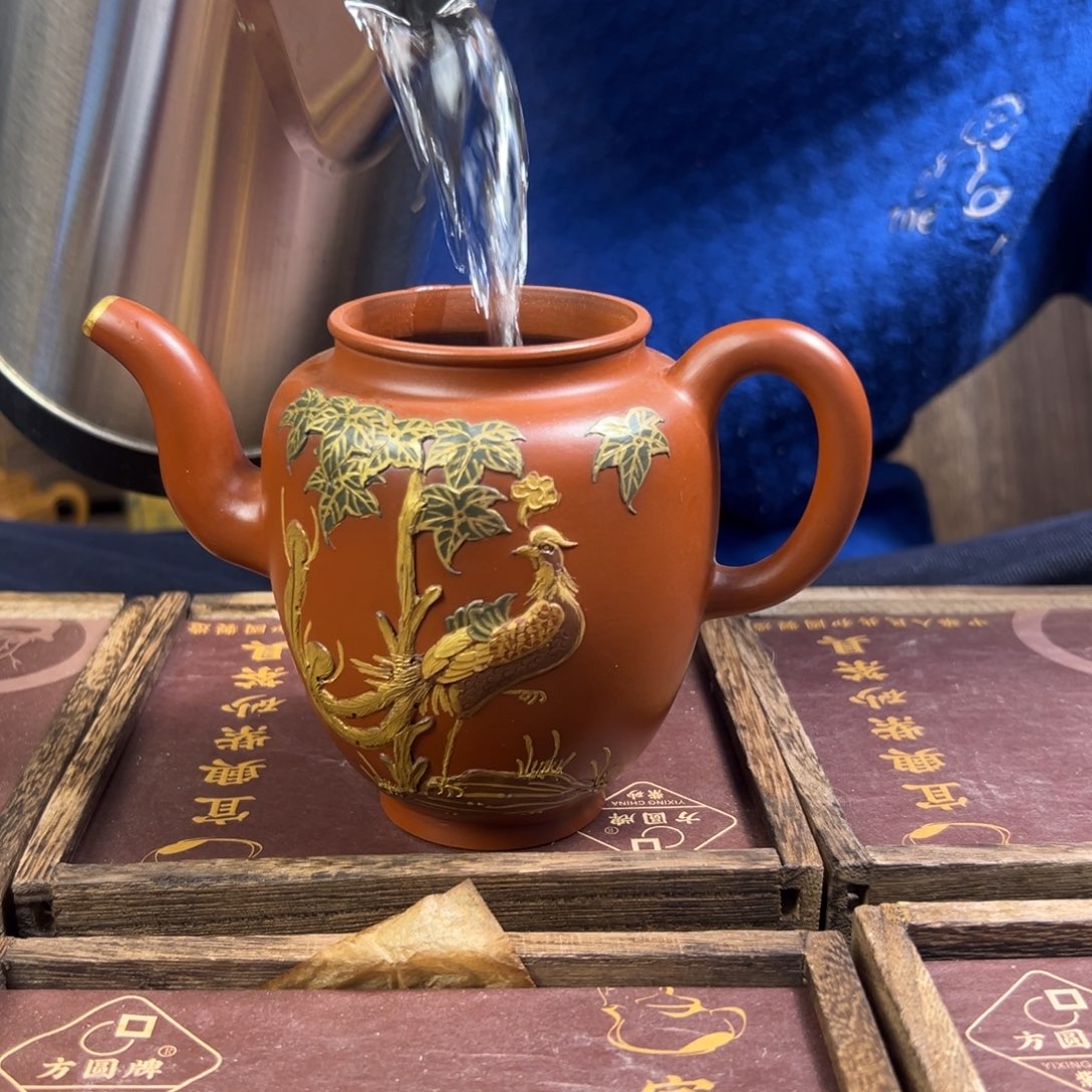 紫砂茶壶紫砂壶是手工制作