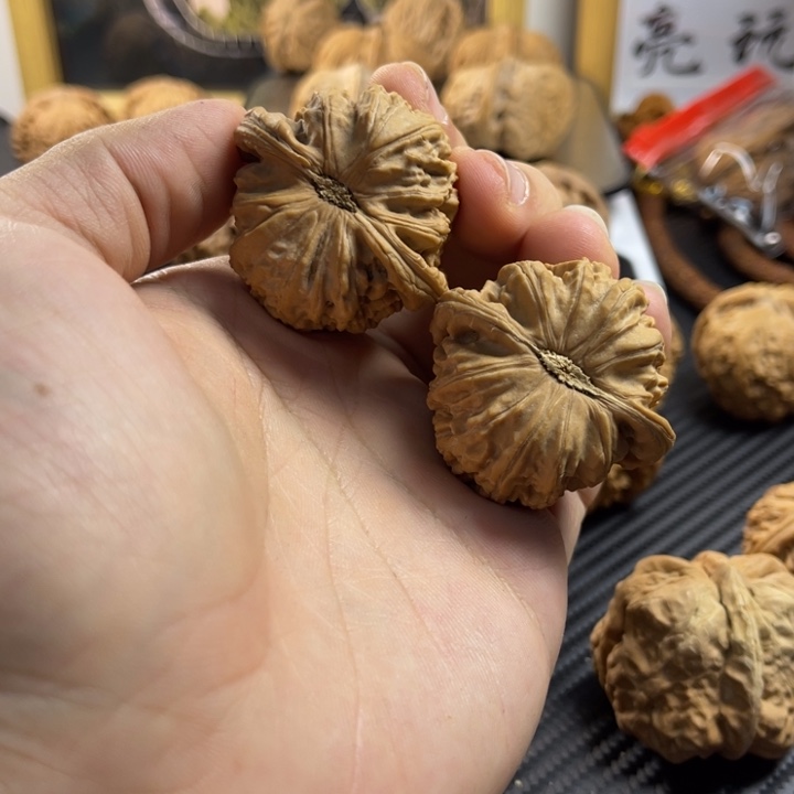 多***光把件文玩核桃43全品球白