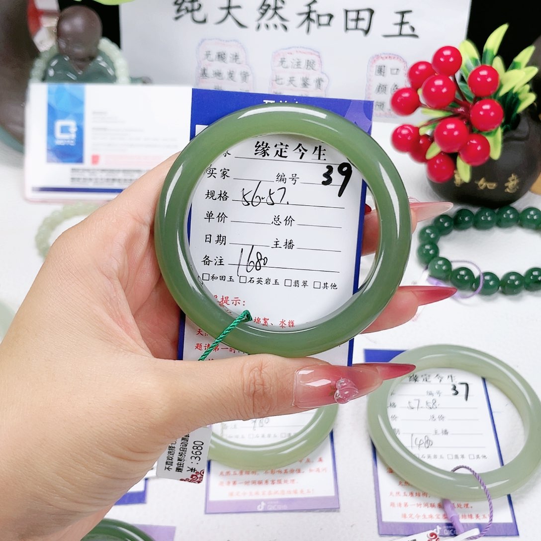 和田玉手镯未镶嵌