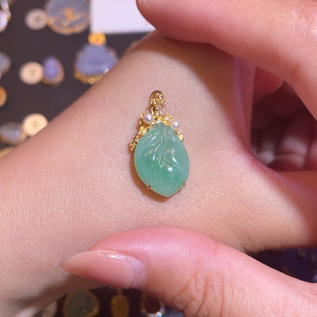 写***母翡翠18K金镶嵌颈饰