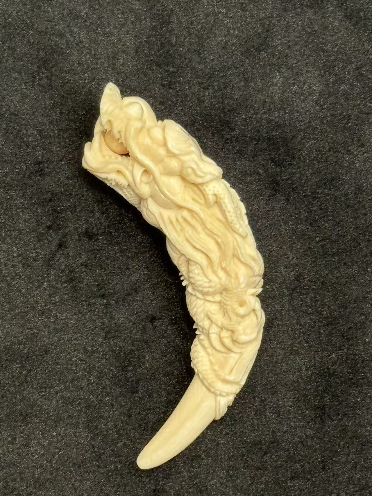 A10078天然猛犸盘龙牙尖，纯手工雕刻，口中龙珠可动爆满纹料子极润