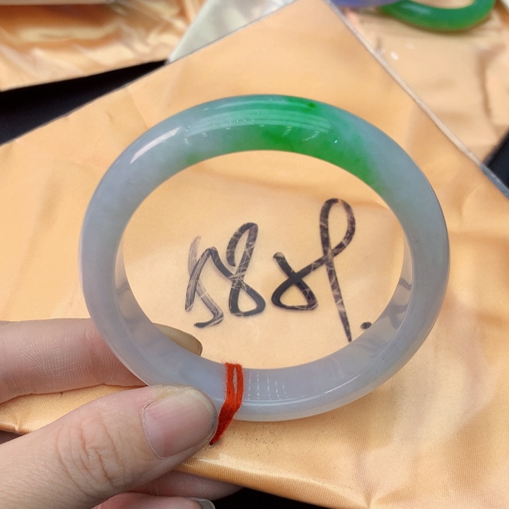 翡翠手镯未镶嵌翡翠手镯