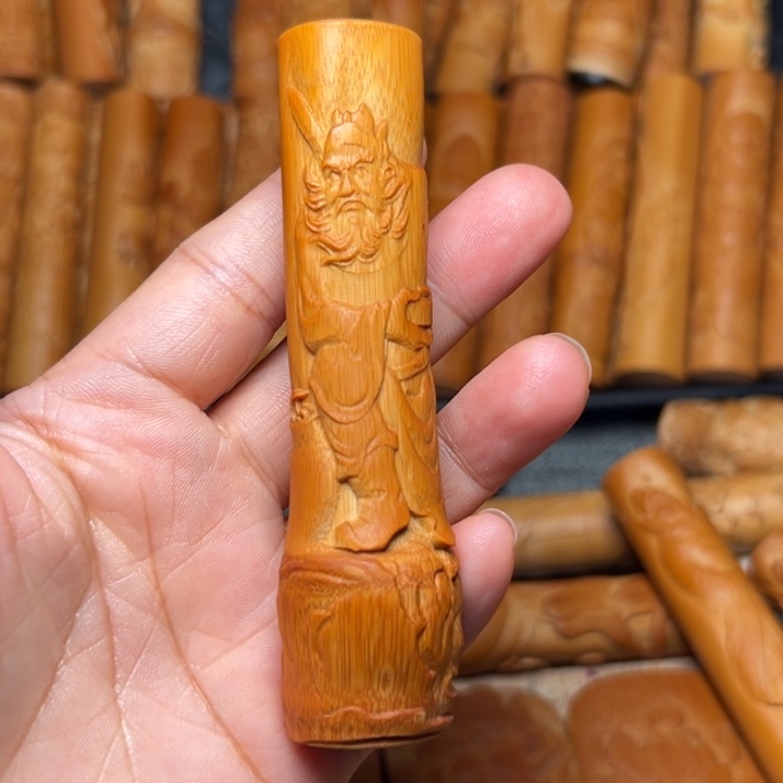 癫***G实心竹雕刻手把件