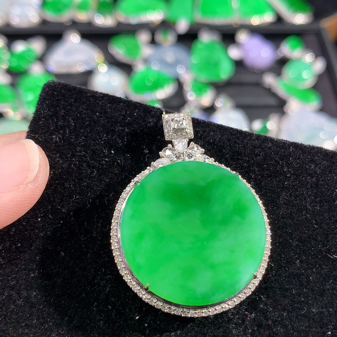 翡翠18K金镶嵌颈饰