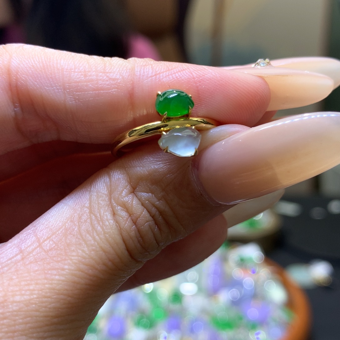 颈饰18K金镶嵌翡翠