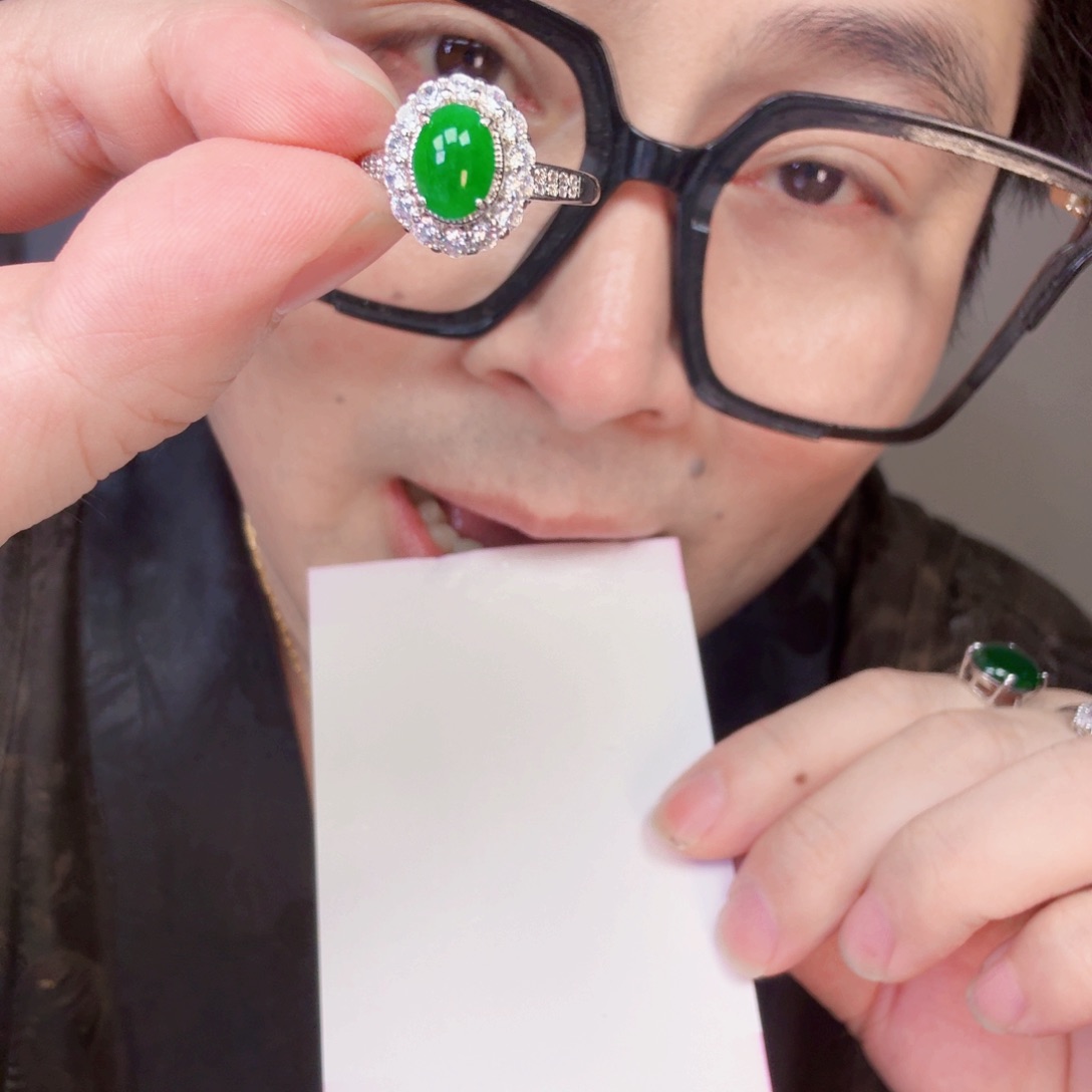 翡翠未镶嵌颈饰一件