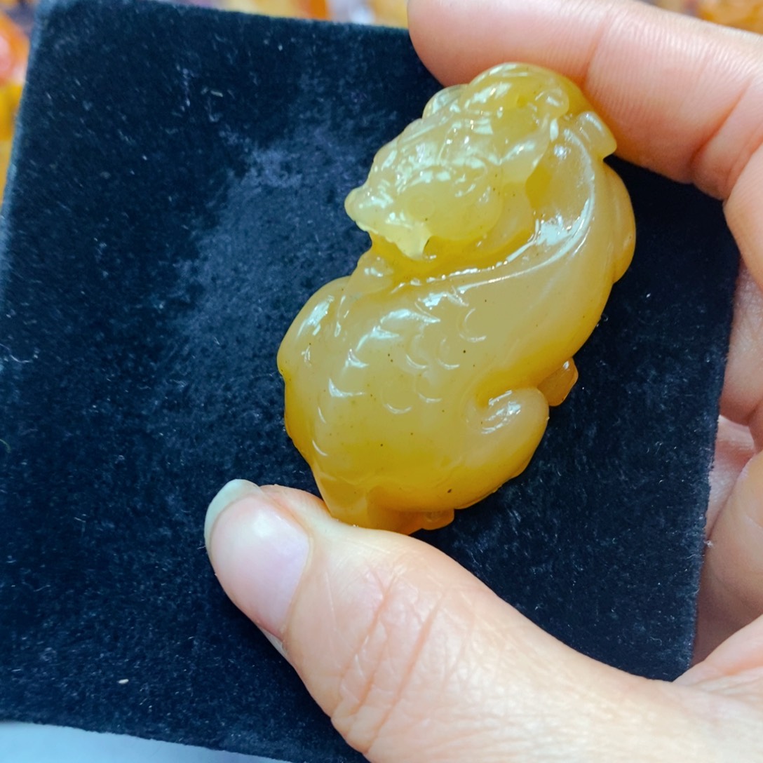 未镶嵌石英质玉（黄龙玉）颈饰