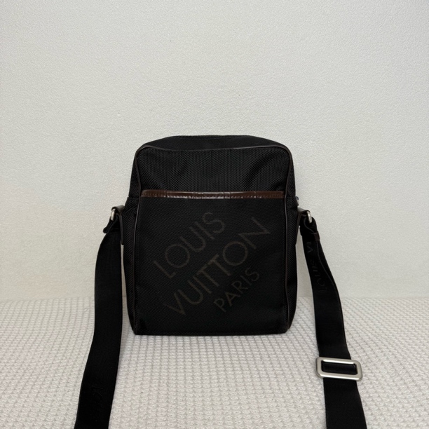 95新 LouisVuitton/路易威登  6250/男士百搭陆军黑色帆布单肩包