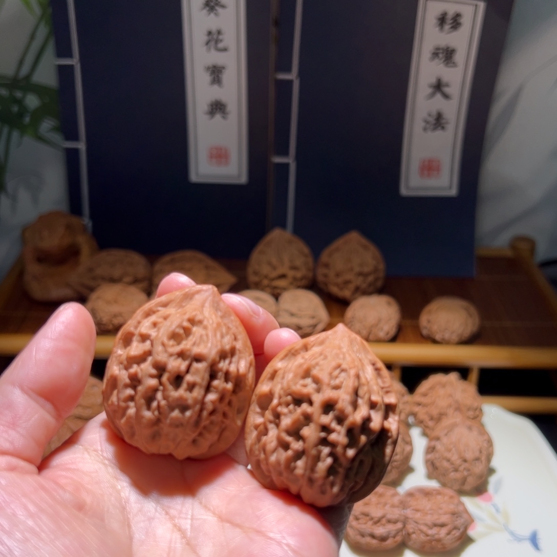 #***子文玩核桃把件天外陨铁