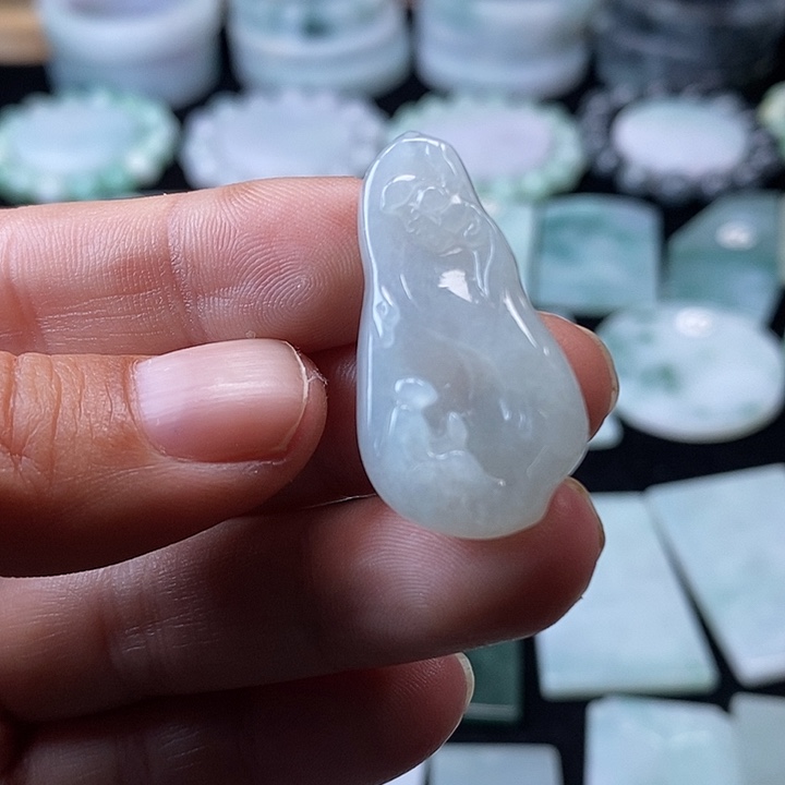 翡翠挂件未镶嵌翡翠的